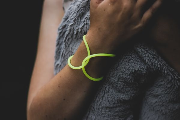 OO rings dětský neonový náramek, žlutý